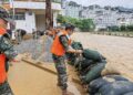 Sandbags are stacked to reinforce the embankment in Longlin Various Nationalities Autonomous County, Guangxi Zhuang Autonomous Region, south China, July 1, 2025. /VCG