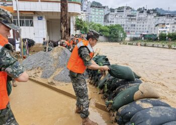 Sandbags are stacked to reinforce the embankment in Longlin Various Nationalities Autonomous County, Guangxi Zhuang Autonomous Region, south China, July 1, 2025. /VCG