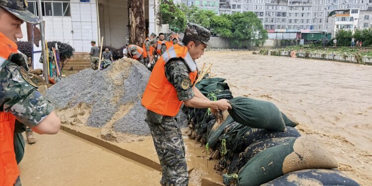 Sandbags are stacked to reinforce the embankment in Longlin Various Nationalities Autonomous County, Guangxi Zhuang Autonomous Region, south China, July 1, 2025. /VCG