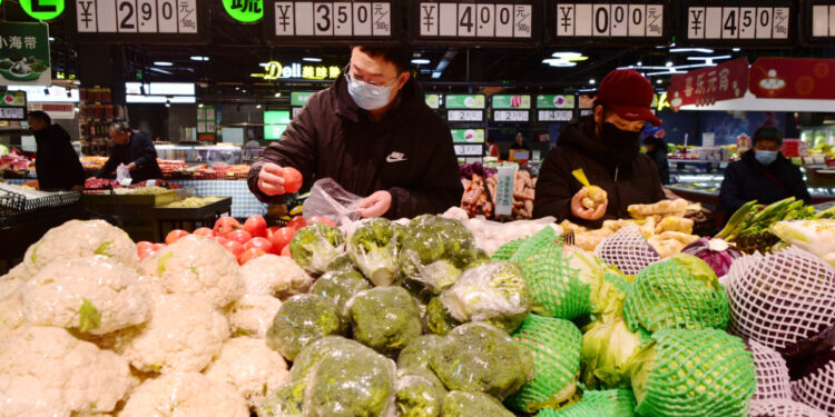 Consumers shop for goods in a supermarket in Shijiazhuang, North China’s Hebei Province. Photo: VCG