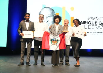Winners of the Enrique García Leadership Award pose with CAF's Executive President and Former President Enrique García
L-R] Nicholas Kee of Jamaica, Sergio Díaz-Granados - Executive President of CAF, José Adolfo Quisocala of Peru (Winner), Enrique García - Former Executive President of CAF, Kerri-Ann Bovell of Barbados