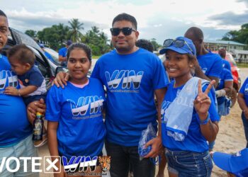 Itaballi’s Residents with WIN Presidential Candidate Azruddin Mohamed (centre)