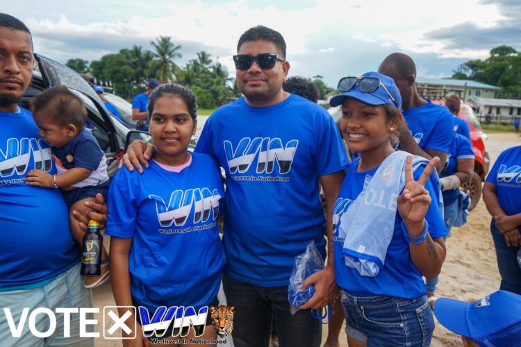 Itaballi’s Residents with WIN Presidential Candidate Azruddin Mohamed (centre)