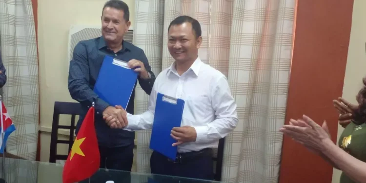 Moment of the signing of the new agreement with Vietnam in Artemisa. / El Artemiseño