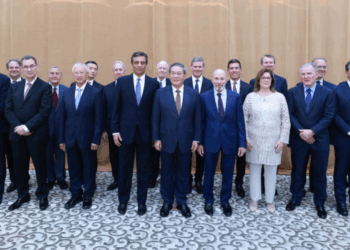 Chinese Premier Li Qiang poses for a group photo with participants before his meeting with friendly organizations in the United States prior to their meeting on the sidelines of the general debate of the 80th session of the United Nations General Assembly, New York, the United States, September 25, 2025. /Xinhua