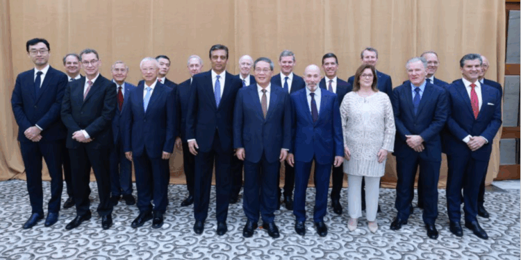 Chinese Premier Li Qiang poses for a group photo with participants before his meeting with friendly organizations in the United States prior to their meeting on the sidelines of the general debate of the 80th session of the United Nations General Assembly, New York, the United States, September 25, 2025. /Xinhua