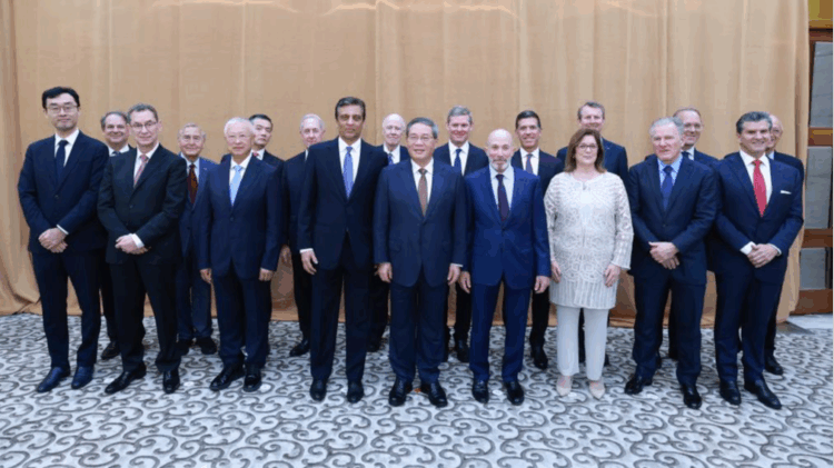 Chinese Premier Li Qiang poses for a group photo with participants before his meeting with friendly organizations in the United States prior to their meeting on the sidelines of the general debate of the 80th session of the United Nations General Assembly, New York, the United States, September 25, 2025. /Xinhua