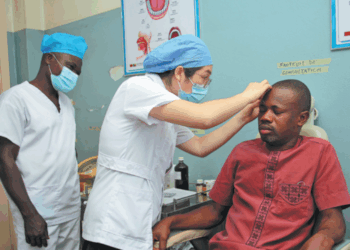 A doctor of the 27th batch of the Chinese medical team to Benin examines a patient at the Mono and Couffo Departmental Hospital Center in Lokossa, Benin, on Monday. XINHUA