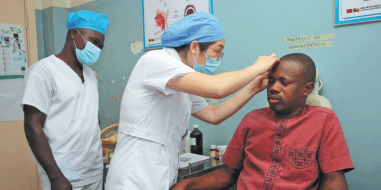 A doctor of the 27th batch of the Chinese medical team to Benin examines a patient at the Mono and Couffo Departmental Hospital Center in Lokossa, Benin, on Monday. XINHUA