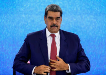 Venezuela's President Nicolas Maduro stands up at the end of a press conference, days after he said Venezuela would deploy military, police and civilian defenses at 284 "battlefront" locations across the country, amid heightened tensions with the U.S., in Caracas, Venezuela, September 15, 2025. REUTERS/Leonardo Fernandez Viloria
© Thomson Reuters