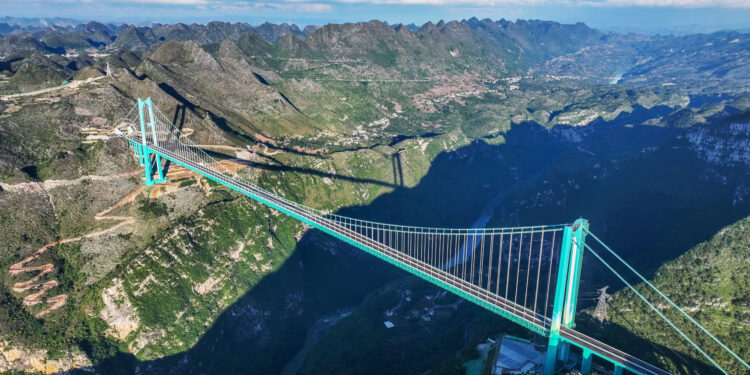 The Huajiang Canyon Bridge in the Chinese province of Guizhou is also the world’s longest bridge in a mountainous region.CFOTO / Getty Images