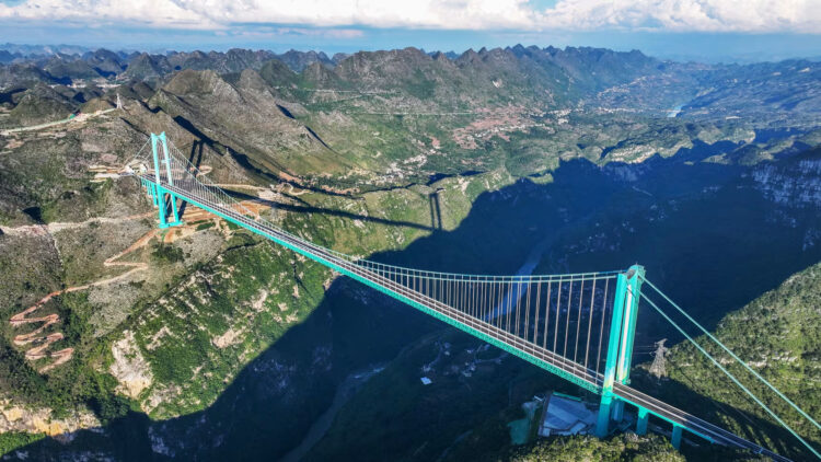 The Huajiang Canyon Bridge in the Chinese province of Guizhou is also the world’s longest bridge in a mountainous region.CFOTO / Getty Images
