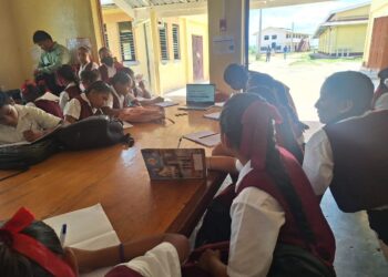 Students of the Aishalton Secondary School (Team Mohamed/WIN photo)