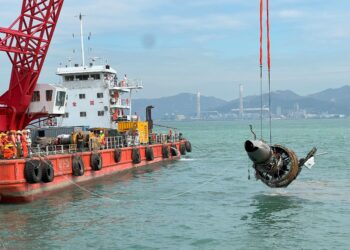 A salvage vessel lifts one of the B744 cargo aircraft’s engines from the sea, Oct 25, 2025. (COURTESY OF AIRPORT AUTHORITY HONG KONG)