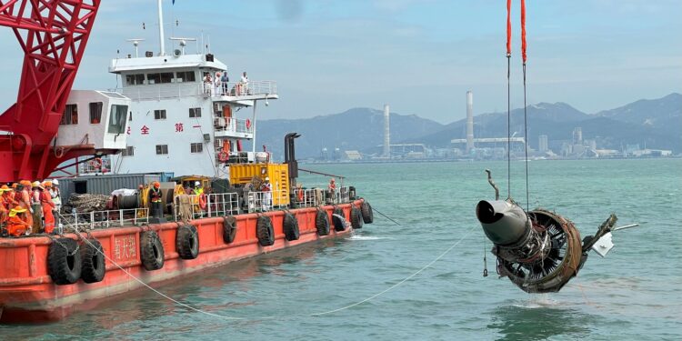 A salvage vessel lifts one of the B744 cargo aircraft’s engines from the sea, Oct 25, 2025. (COURTESY OF AIRPORT AUTHORITY HONG KONG)