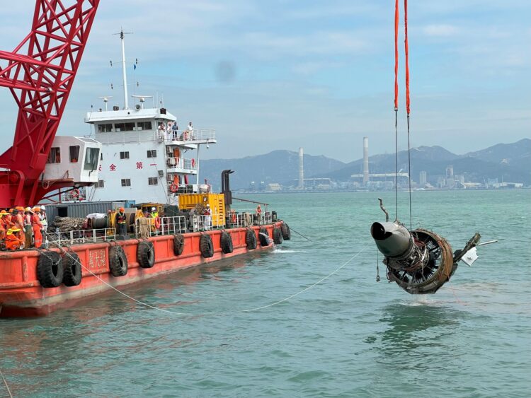A salvage vessel lifts one of the B744 cargo aircraft’s engines from the sea, Oct 25, 2025. (COURTESY OF AIRPORT AUTHORITY HONG KONG)