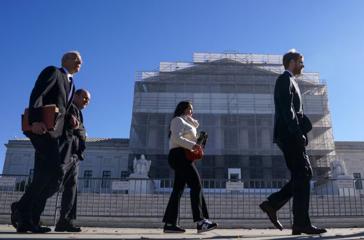 Members of the public walk outside the U.S. Supreme Court to attend oral arguments on U.S. President Donald Trump's bid to preserve sweeping tariffs after lower courts ruled that Trump overstepped his authority, in Washington, D.C., U.S., November 5, 2025. REUTERS/Nathan Howard Purchase Licensing Rights