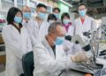 Luo Minmin (front) conducting an experiment. /Courtesy of Chinese Institute for Brain Research, Beijing