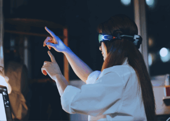 A young woman is using VR glasses. /VCG
