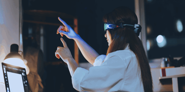 A young woman is using VR glasses. /VCG
