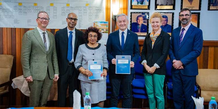 Chief Observer, Robert Biedroń, met with GECOM officials in Georgetown where he delivered the report and discussed the mission’s key findings