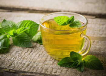 cups of tea with mint on wooden (Istock photo)