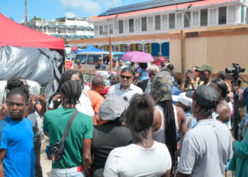 WIN leader and MP Arzruddin Mohamed (center) among the vendors