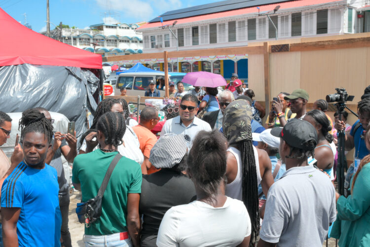 WIN leader and MP Arzruddin Mohamed (center) among the vendors