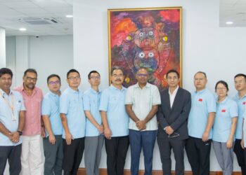 Minister of Health Dr. Frank Anthony (centre) with the Chinese doctors (in blue) and other members of Guyana's health team