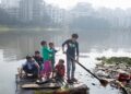 © UNICEF/Jannatul Mawa Children cross a polluted lake on a homemade raft in the Korail slum of Dhaka, Bangladesh.