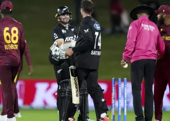 Latham and Santner shared a 54-run stand to see New Zealand through to victory © Getty