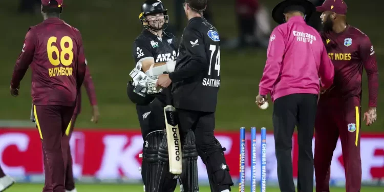 Latham and Santner shared a 54-run stand to see New Zealand through to victory © Getty
