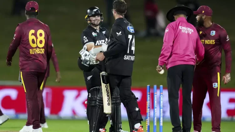 Latham and Santner shared a 54-run stand to see New Zealand through to victory © Getty
