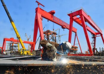 A worker prefabricates steel for Bohai Oilfield platform at an intelligent manufacturing base in Tianjin, north China, March 30, 2025. (Photo by Du Penghui/Xinhua)