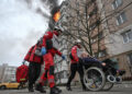 [1/2]Paramedics assist a resident during an evacuation from an apartment building hit by a Russian air strike, amid Russia's attack on Ukraine, in Zaporizhzhia, Ukraine December 17, 2025. REUTERS/Stringer Purchase Licensing Rights