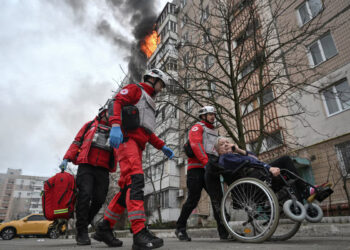 [1/2]Paramedics assist a resident during an evacuation from an apartment building hit by a Russian air strike, amid Russia's attack on Ukraine, in Zaporizhzhia, Ukraine December 17, 2025. REUTERS/Stringer Purchase Licensing Rights