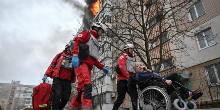 [1/2]Paramedics assist a resident during an evacuation from an apartment building hit by a Russian air strike, amid Russia's attack on Ukraine, in Zaporizhzhia, Ukraine December 17, 2025. REUTERS/Stringer Purchase Licensing Rights