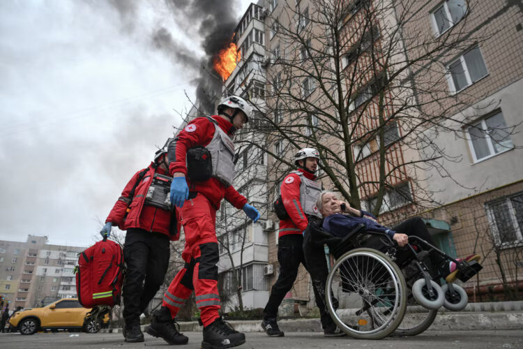 [1/2]Paramedics assist a resident during an evacuation from an apartment building hit by a Russian air strike, amid Russia's attack on Ukraine, in Zaporizhzhia, Ukraine December 17, 2025. REUTERS/Stringer Purchase Licensing Rights