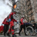 [1/2]Paramedics assist a resident during an evacuation from an apartment building hit by a Russian air strike, amid Russia's attack on Ukraine, in Zaporizhzhia, Ukraine December 17, 2025. REUTERS/Stringer Purchase Licensing Rights