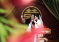 A couple poses for photos at a marriage registration office in Gusu district, Suzhou, East China's Jiangsu province, Aug 29. [Photo/Xinhua]