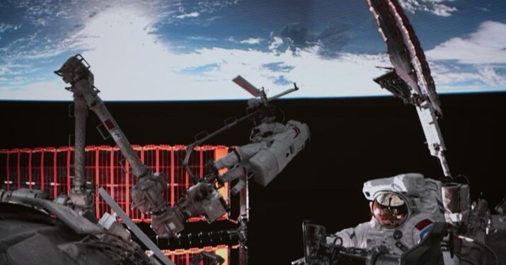 This screen image captured at Beijing Aerospace Control Center on December 9 shows Shenzhou-21 astronauts performing extravehicular activities outside China's orbiting space station (XINHUA)