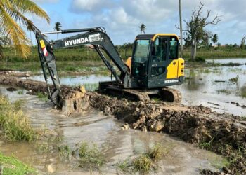 Excavator at work in the Black Bush Polder flooded area (Office of the President photo)