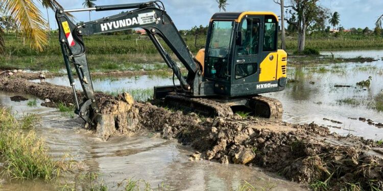Excavator at work in the Black Bush Polder flooded area (Office of the President photo)