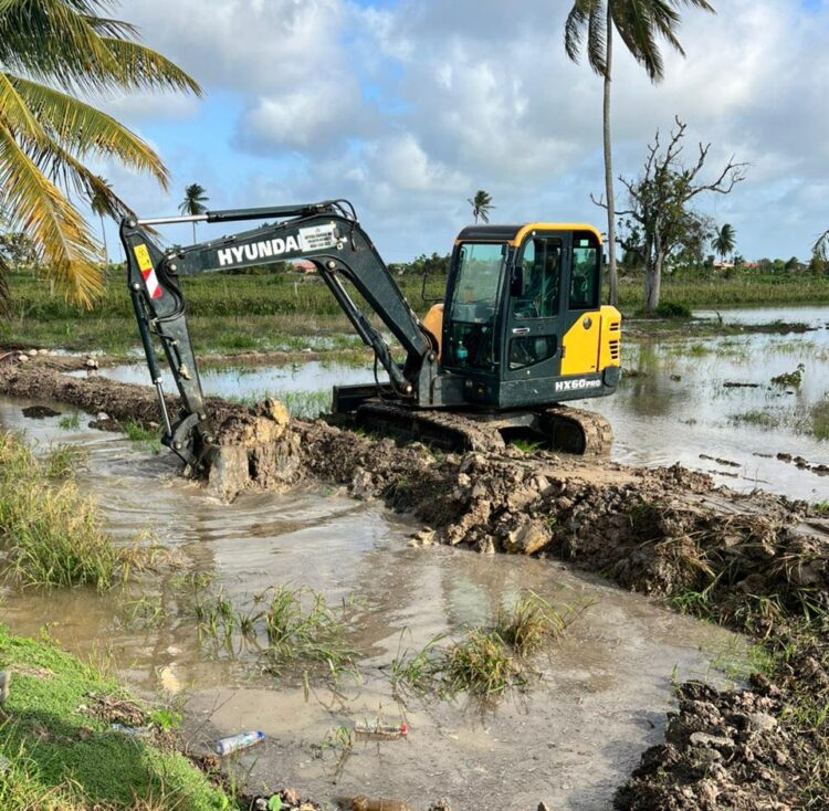 Excavator at work in the Black Bush Polder flooded area (Office of the President photo)