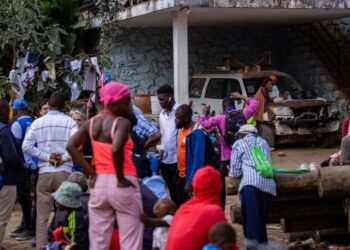 © PAHO/WHO/David Lorens Mentor People gather at a site for displaced people in Port-au-Prince, Haiti.
