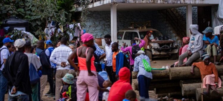 © PAHO/WHO/David Lorens Mentor People gather at a site for displaced people in Port-au-Prince, Haiti.
