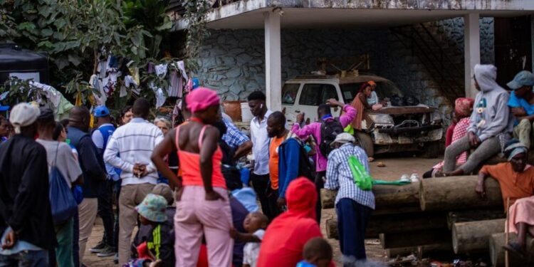 © PAHO/WHO/David Lorens Mentor People gather at a site for displaced people in Port-au-Prince, Haiti.