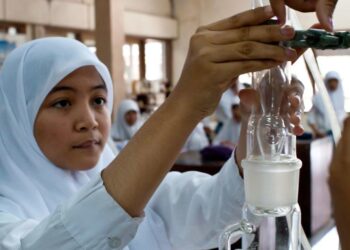 © ADB/Eric Sales A student works in a chemistry lab in Indonesia's Yogyakarta Province.