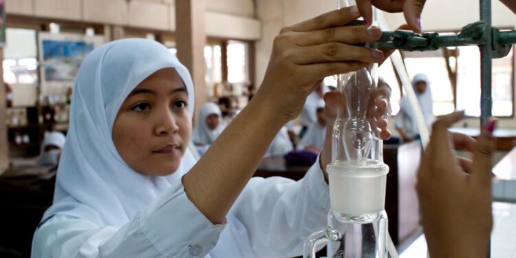 © ADB/Eric Sales A student works in a chemistry lab in Indonesia's Yogyakarta Province.