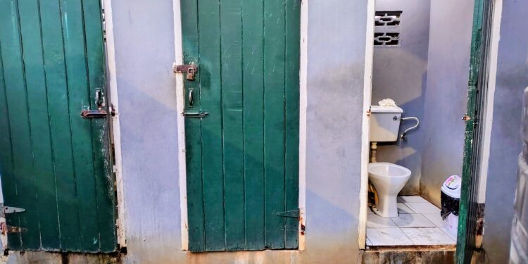 Parika Stelling Toilet